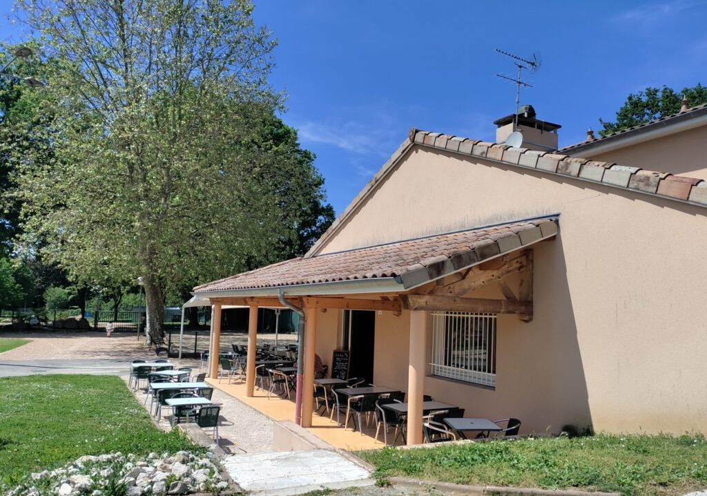 Terrasse du restaurant du camping de la chalaronne